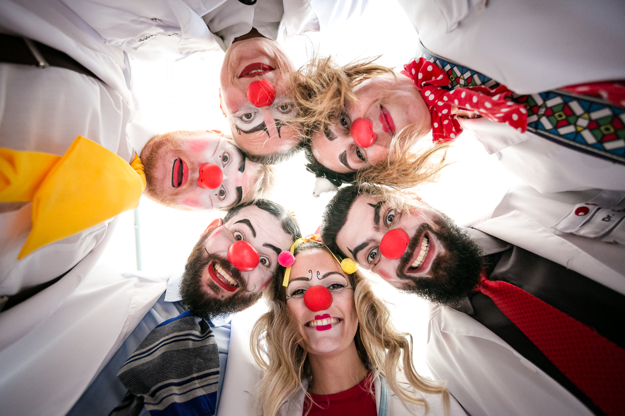 Membros da equipe trapamédicos pousam sorridentens para a foto