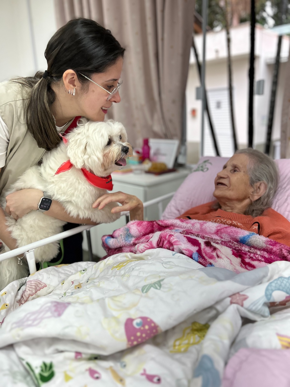 Trapapets com um cachorro trazendo alegria para os idosos